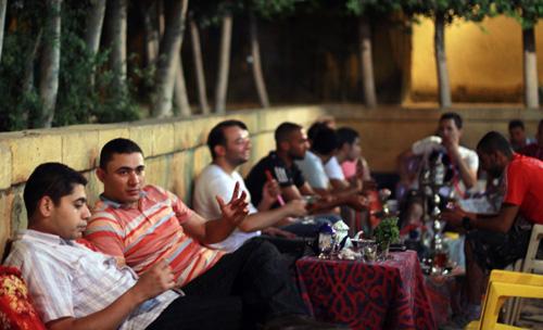 Eine Gruppe Menschen in einem Cafe in Kairo